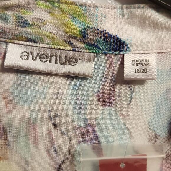 Avenue watercolor button down 3/4 sleeves shirt - Picture 2 of 11